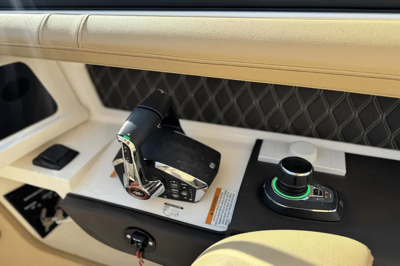 Slide: The Image of Sea Ray SLX 310 Outboard 2025 - 33