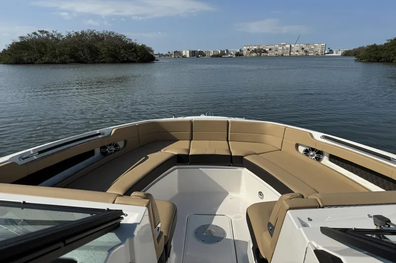 Slide: The Image of Sea Ray SLX 310 Outboard 2025 - 40