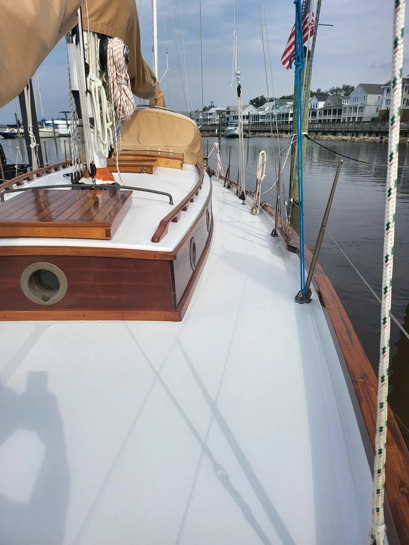 Slide: The Image of Foredeck and Cabin Portside - 67