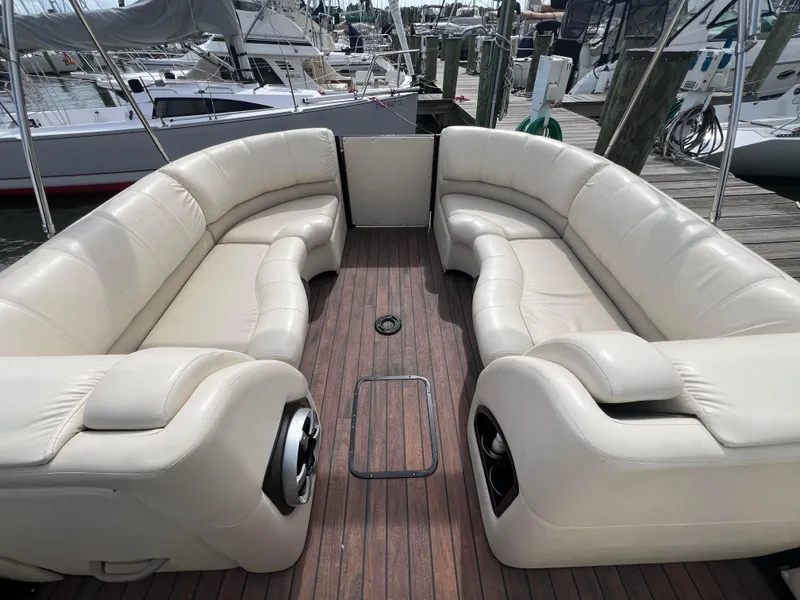 Slide: The Image of Luxurious seating on 2015 Harris FloteBote Grand Mariner SL 250 at marina. - 28