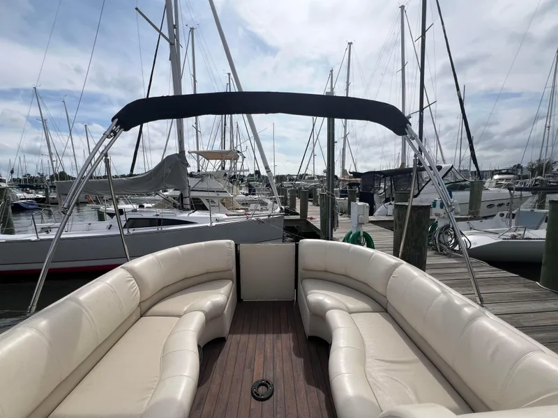 Slide: The Image of 2015 Harris FloteBote Grand Mariner SL 250 pontoon boat docked at marina. - 29