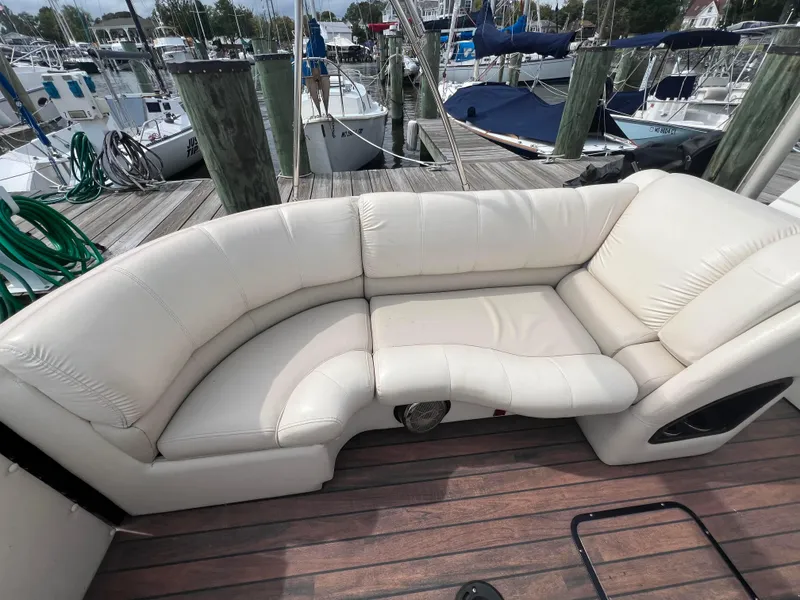 Slide: The Image of Luxurious seating on 2015 Harris FloteBote Grand Mariner SL 250 at marina. - 37