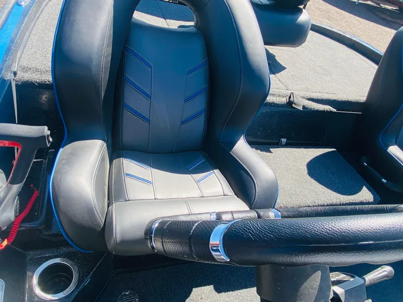 Slide: The Image of 2023 Nitro Z18 boat seat with steering wheel, black and blue design. - 8