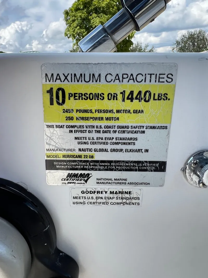 Slide: The Image of Capacity label on 2011 Hurricane SUNDECK SPORT 220 boat, max 10 people or 1440 lbs. - 28