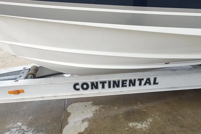Slide: The Image of 2015 Pursuit S 280 Sport boat on Continental trailer, close-up view. - 32