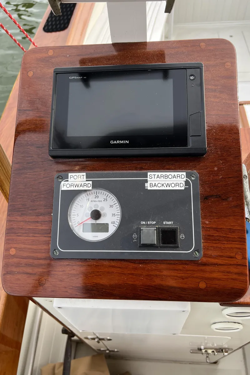 Slide: The Image of 22 ft Hinckley Launch Garmin - 6