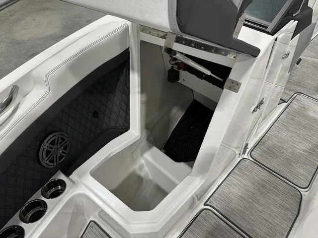 Slide: The Image of Cobalt R6 Outboard 2024 - 15