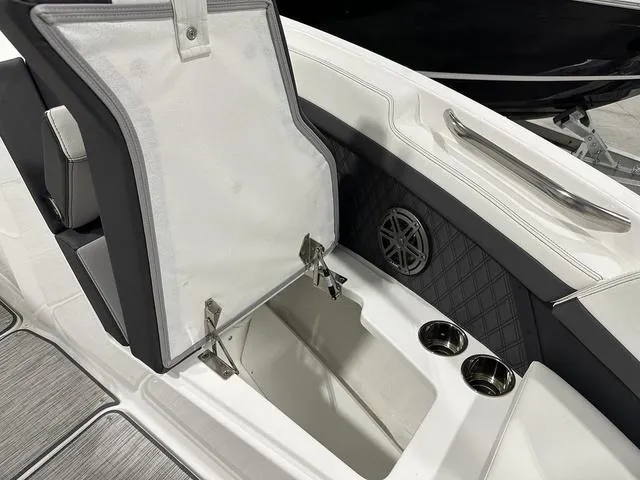 Slide: The Image of Cobalt R6 Outboard 2024 - 16