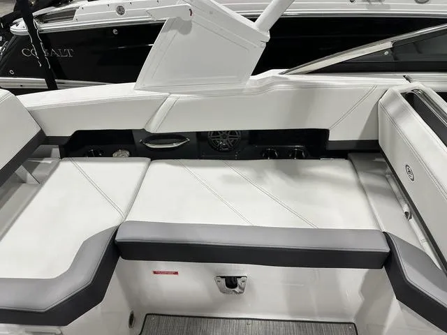 Slide: The Image of Cobalt R6 Outboard 2024 - 20