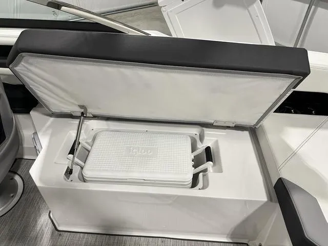 Slide: The Image of Cobalt R6 Outboard 2024 - 22