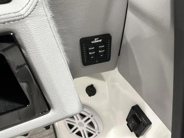 Slide: The Image of Cobalt R6 Outboard 2024 - 30