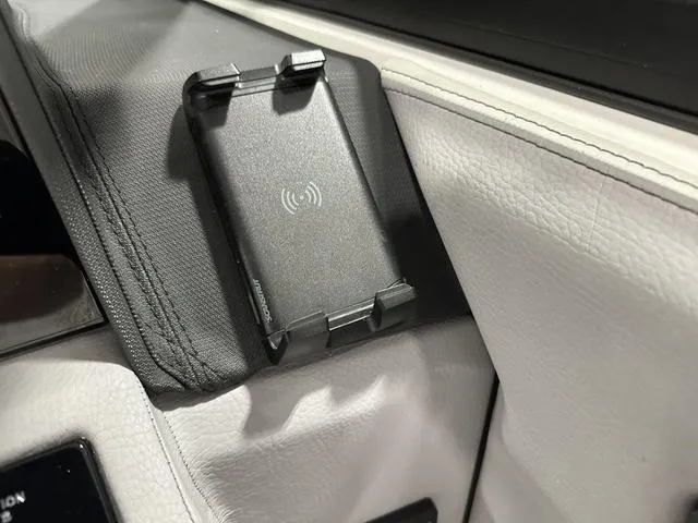 Slide: The Image of Cobalt R6 Outboard 2024 - 32