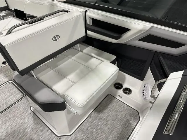 Slide: The Image of Cobalt R6 Outboard 2024 - 35