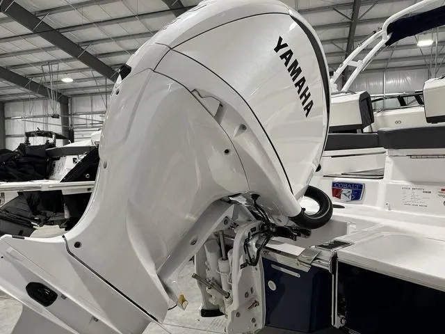 Slide: The Image of Cobalt R6 Outboard 2024 - 38