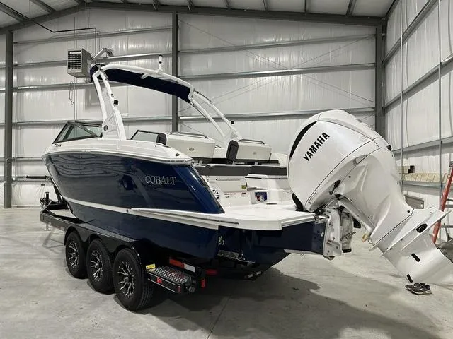 Slide: The Image of Cobalt R6 Outboard 2024 - 6