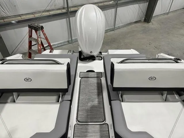 Slide: The Image of Cobalt R6 Outboard 2024 - 8