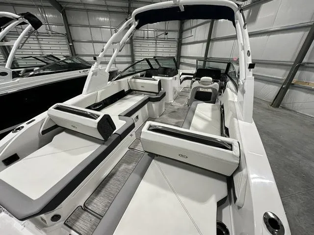 Slide: The Image of Cobalt R6 Outboard 2024 - 9