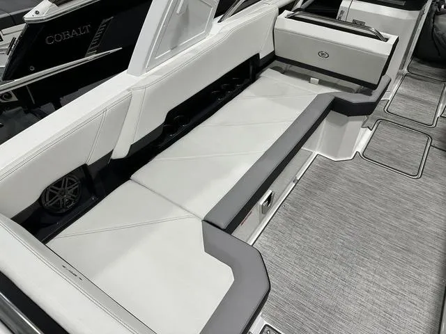 Slide: The Image of Cobalt R8 Outboard 2024 - 10