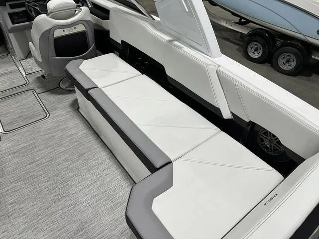 Slide: The Image of Cobalt R8 Outboard 2024 - 11