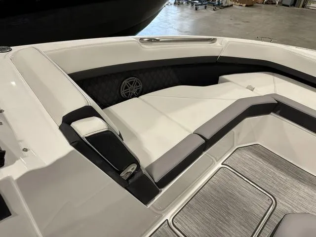 Slide: The Image of Cobalt R8 Outboard 2024 - 16