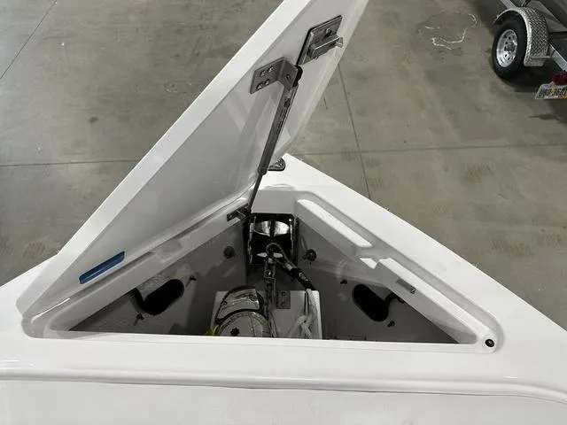 Slide: The Image of Cobalt R8 Outboard 2024 - 22