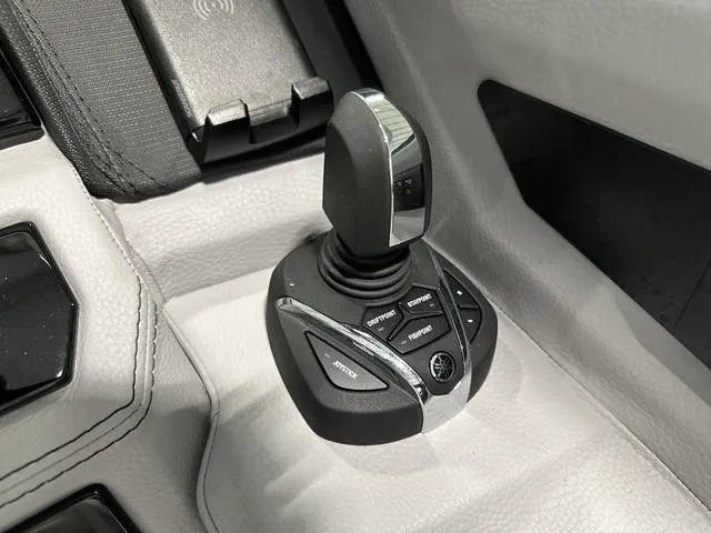 Slide: The Image of Cobalt R8 Outboard 2024 - 34