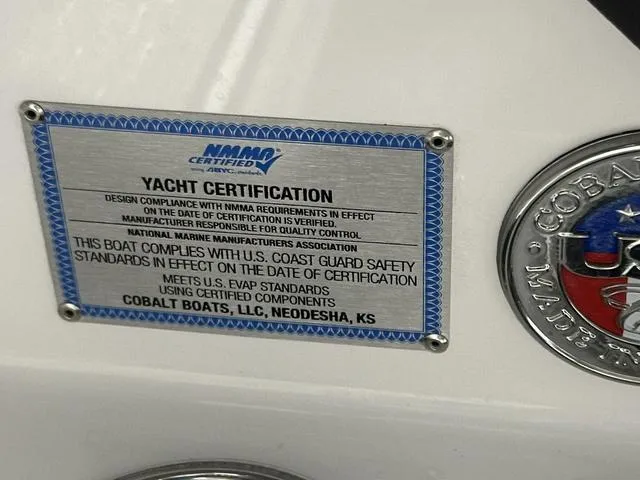 Slide: The Image of Cobalt R8 Outboard 2024 - 35