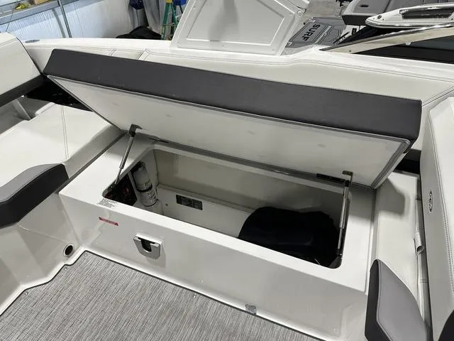 Slide: The Image of Cobalt R8 Outboard 2024 - 37