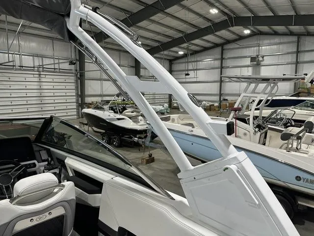 Slide: The Image of Cobalt R8 Outboard 2024 - 38