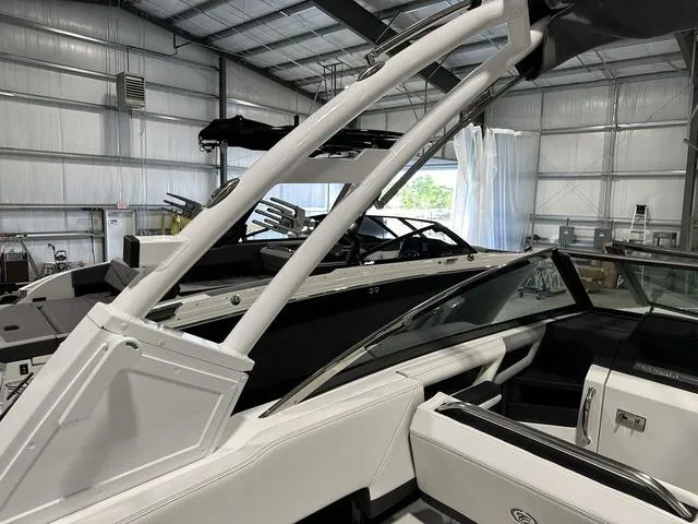 Slide: The Image of Cobalt R8 Outboard 2024 - 39