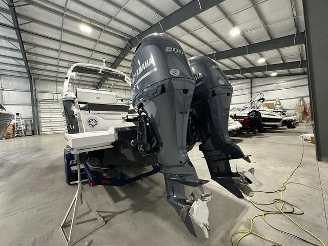 Slide: The Image of Cobalt R8 Outboard 2024 - 6