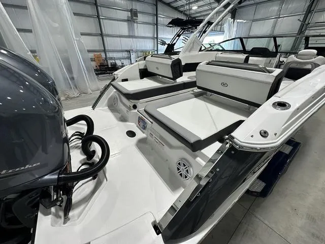 Slide: The Image of Cobalt R8 Outboard 2024 - 8