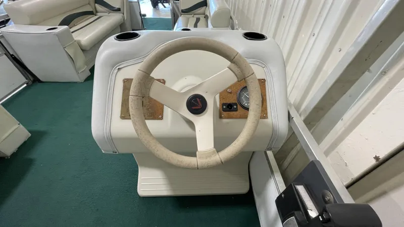 Slide: The Image of Steering console of 1991 Sweetwater SWEETWATER 2350 boat with green carpet interior. - 5
