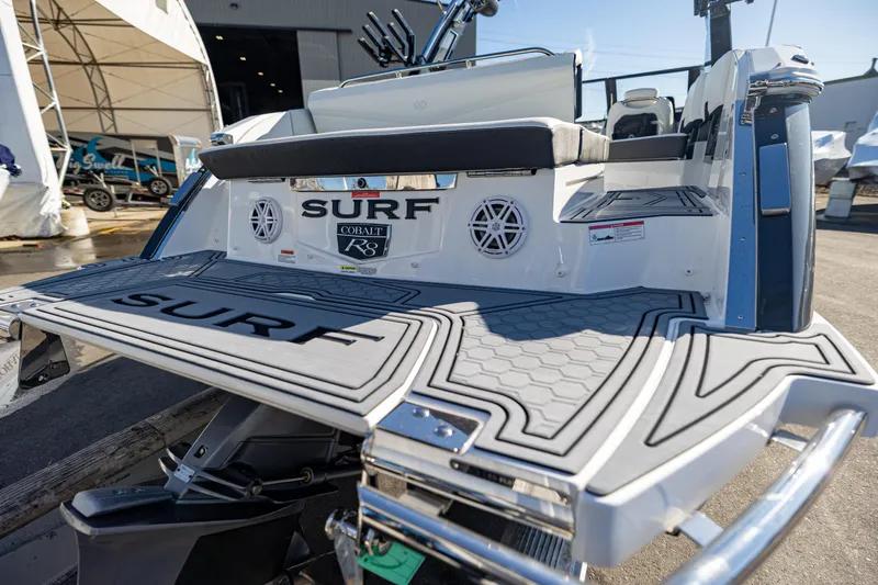 Slide: The Image of Cobalt R8 Surf 2025 - 10