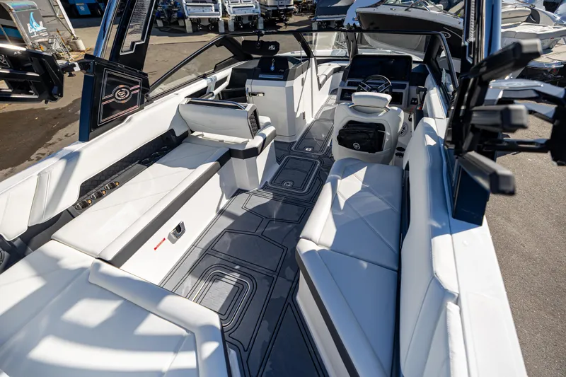 Slide: The Image of Cobalt R8 Surf 2025 - 11