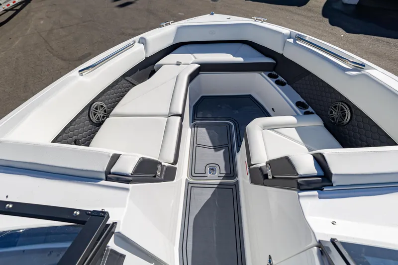 Slide: The Image of Cobalt R8 Surf 2025 - 14