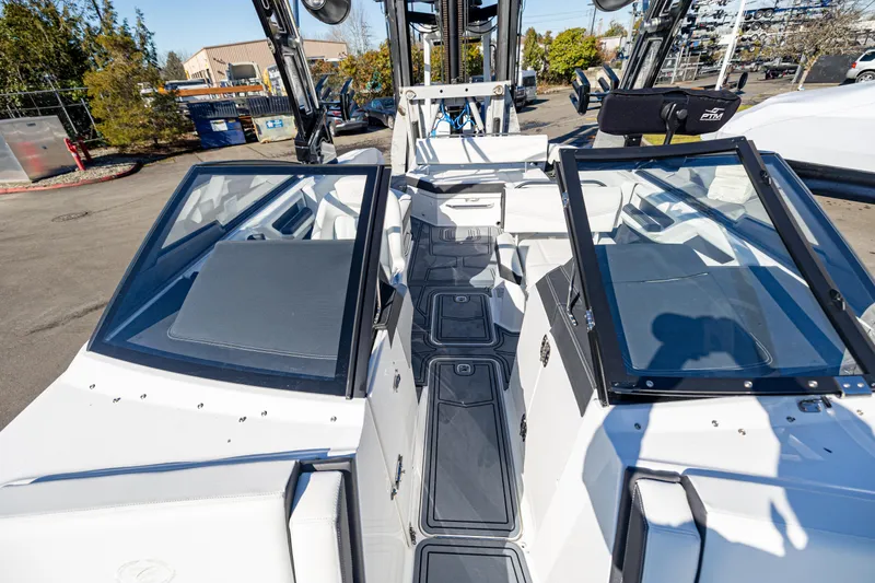 Slide: The Image of Cobalt R8 Surf 2025 - 16