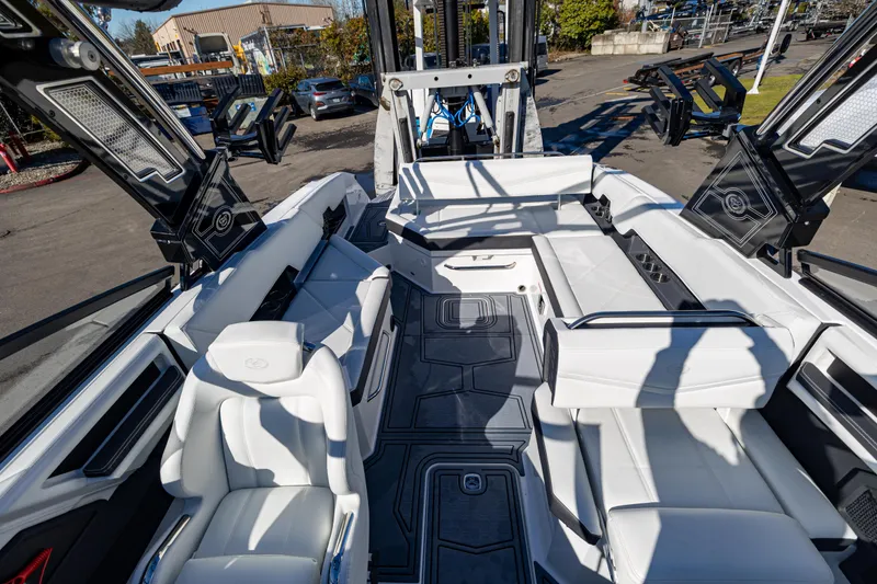 Slide: The Image of Cobalt R8 Surf 2025 - 17