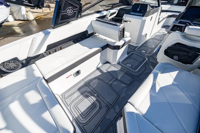 Slide: The Image of Cobalt R8 Surf 2025 - 18