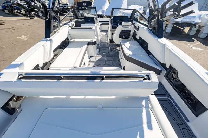 Slide: The Image of Cobalt R8 Surf 2025 - 19