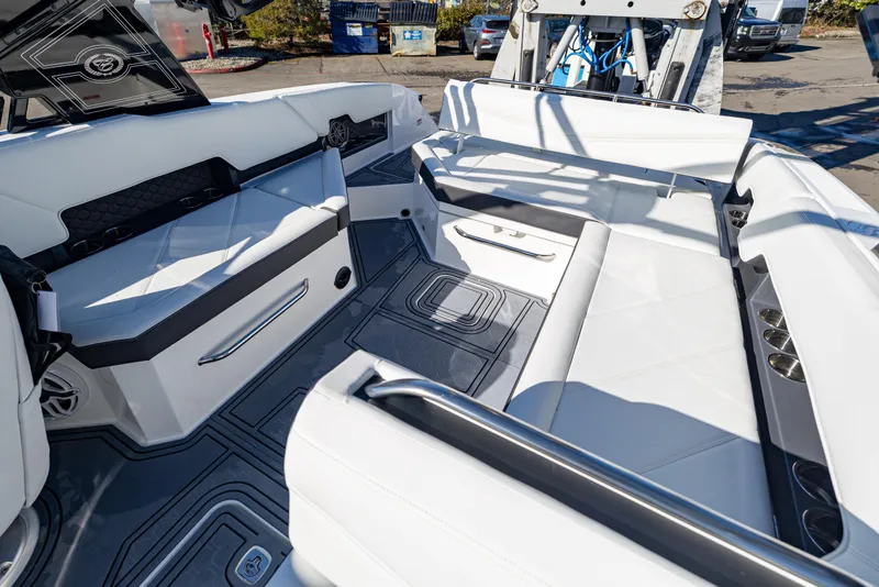 Slide: The Image of Cobalt R8 Surf 2025 - 3