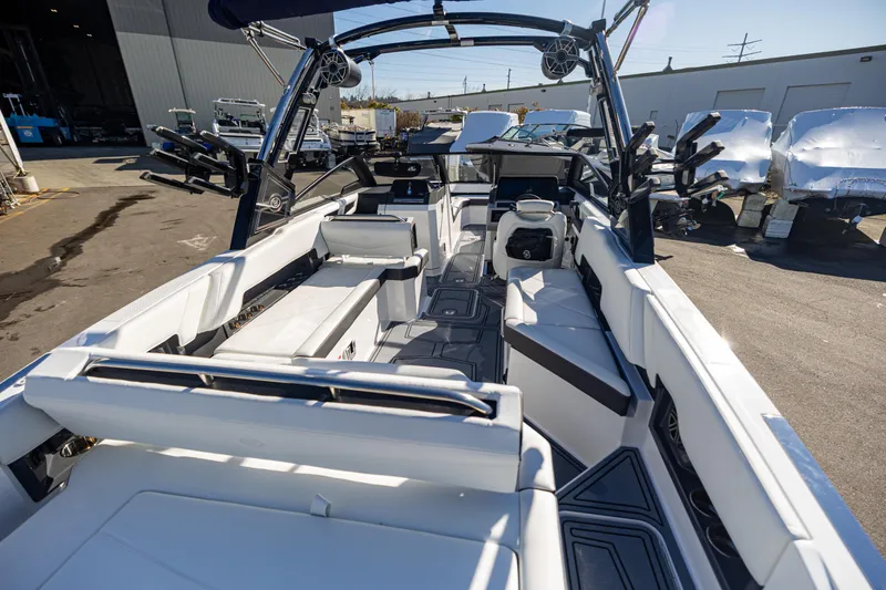 Slide: The Image of Cobalt R8 Surf 2025 - 9