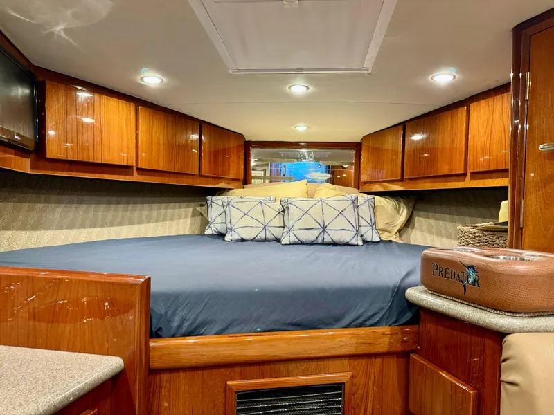 The Image of 2004 Predator 35 boat cruising on open water, creating dynamic waves. - 0
