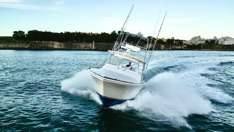 Slide: The Image of 2004 Predator 35 boat cruising swiftly on open water, creating a dynamic wake. - 15