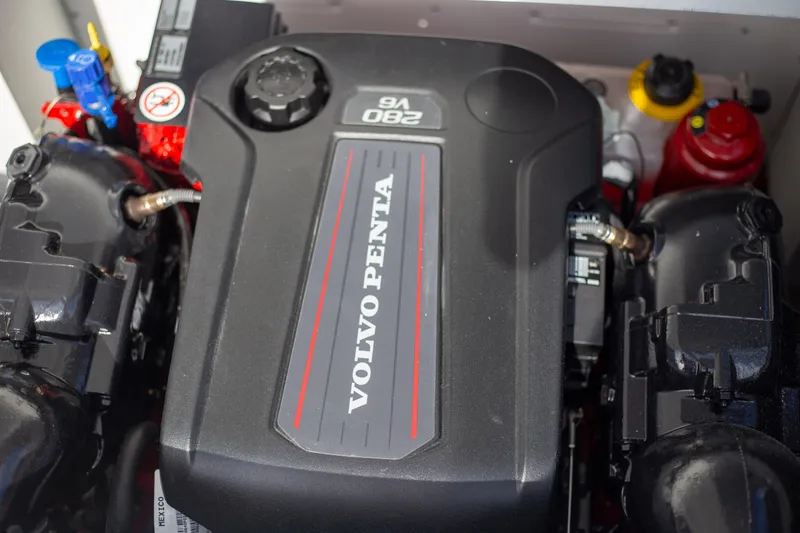 Slide: The Image of Volvo Penta engine in 2025 Four Winns HD3 boat. - 8
