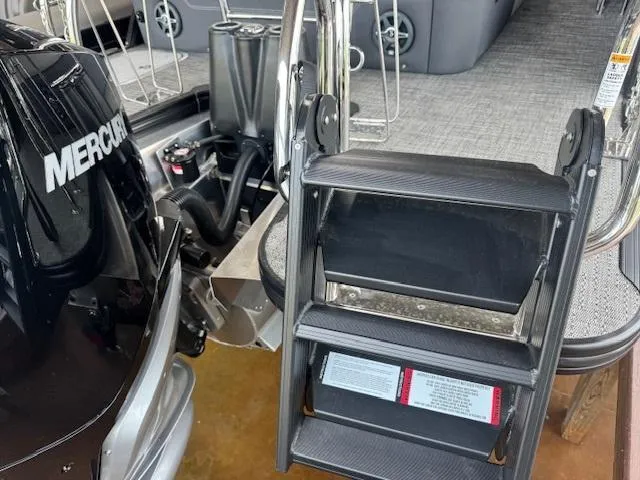 Slide: The Image of 2025 Barletta Lusso 23UC boat with Mercury engine and boarding ladder. - 13