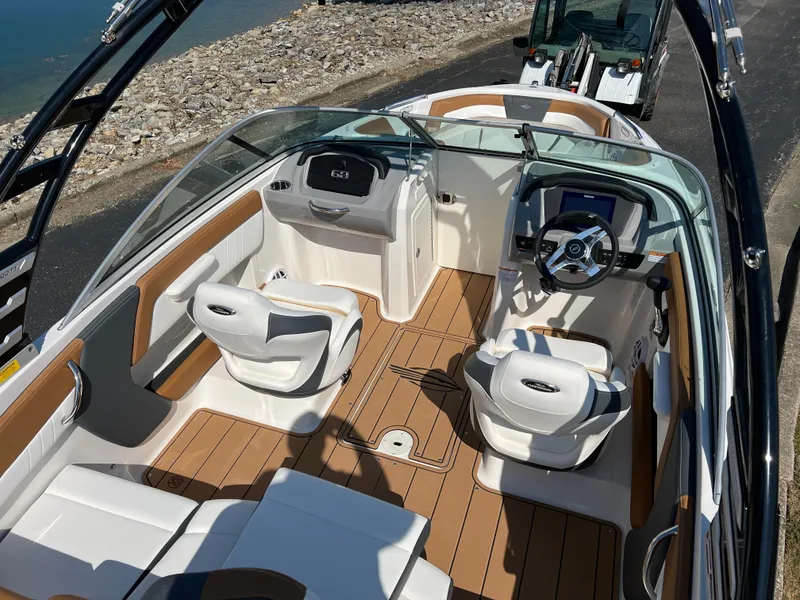 Slide: The Image of 2025 Chaparral 21 SSi boat interior with modern dashboard and seating. - 14