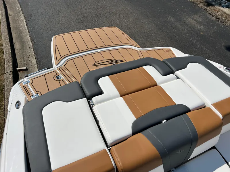 Slide: The Image of 2025 Chaparral 21 SSi boat with tan and white seating on a sunny day. - 32