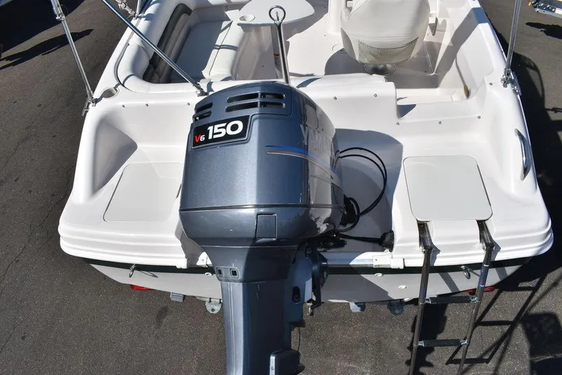 Slide: The Image of 2003 Hurricane SD 187 boat with V6 150 engine, rear view. - 19