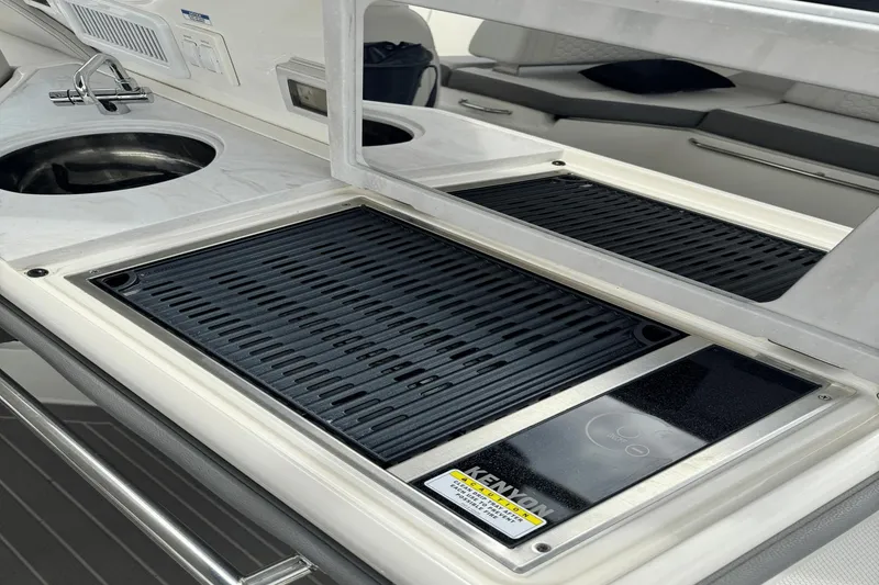 Slide: The Image of Sea Ray 320 Sundancer OB 2022 - 17